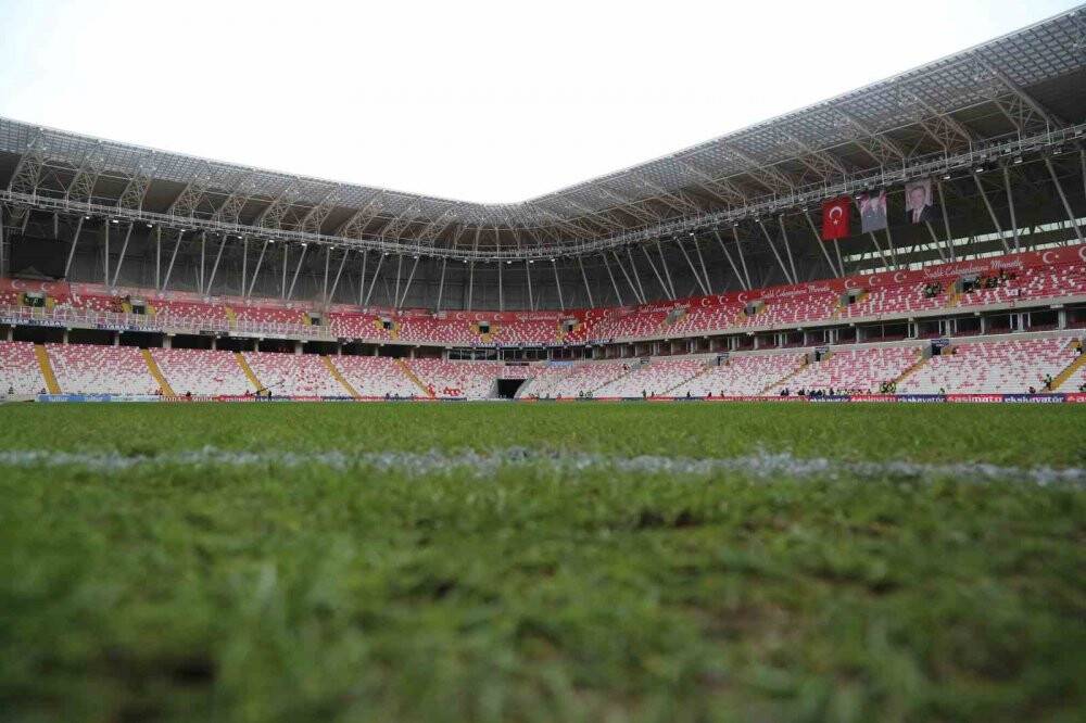 Sivasspor - Beşiktaş karşılaşması öncesi zeminin son durumu