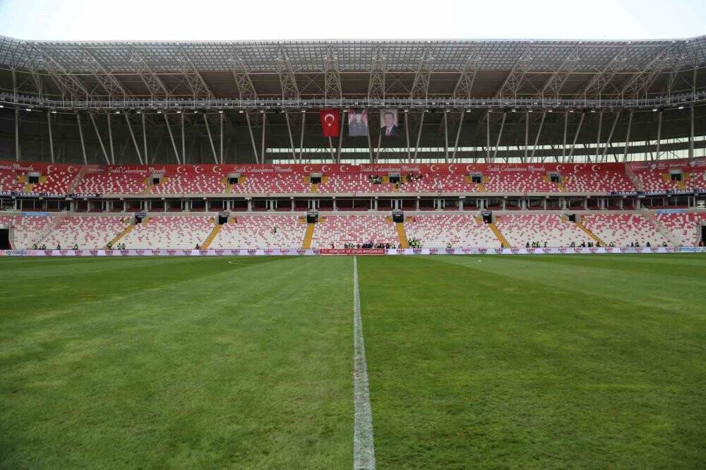 Sivasspor - Beşiktaş karşılaşması öncesi zeminin son durumu