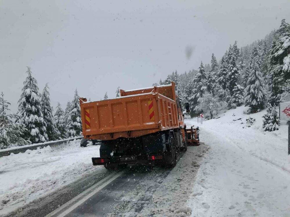 Antalya-Konya karayolunda yoğun kar yağışı sürücülere zor anlar yaşatıyor