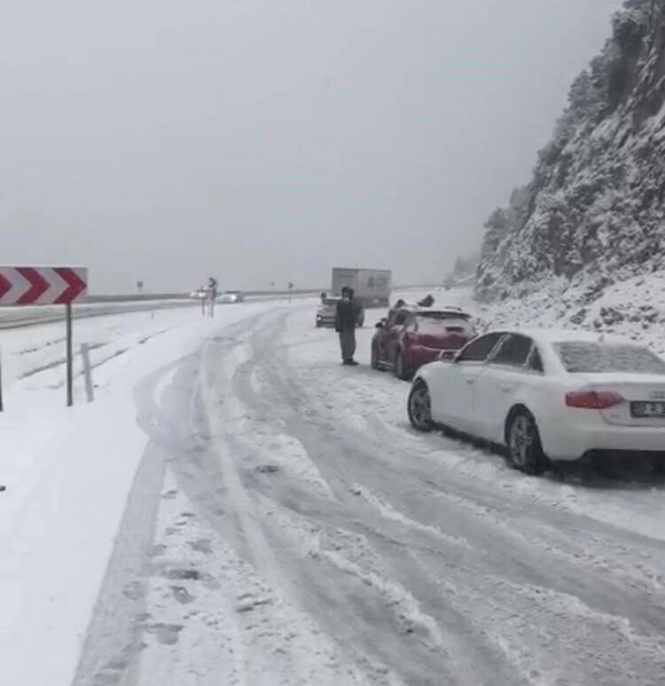 Antalya-Konya karayolunda yoğun kar yağışı sürücülere zor anlar yaşatıyor