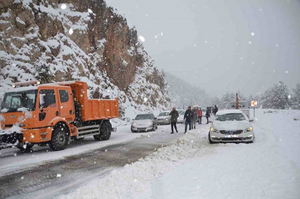 Antalya-Konya karayolunda yoğun kar yağışı sürücülere zor anlar yaşatıyor