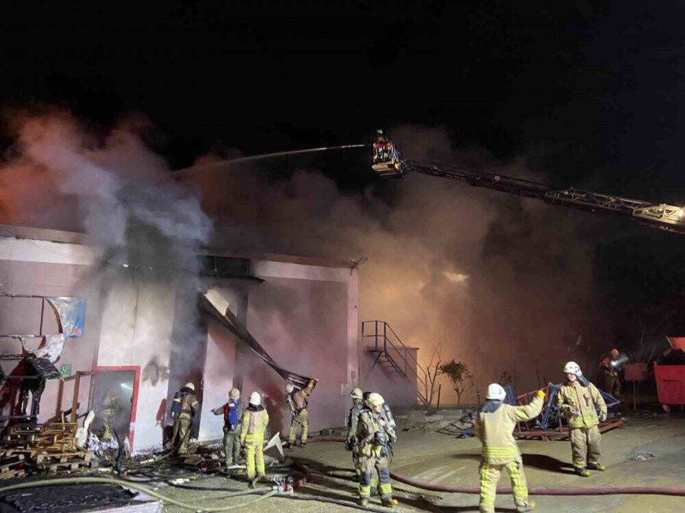 İstanbul'da plastik fabrikası alev alev yandı