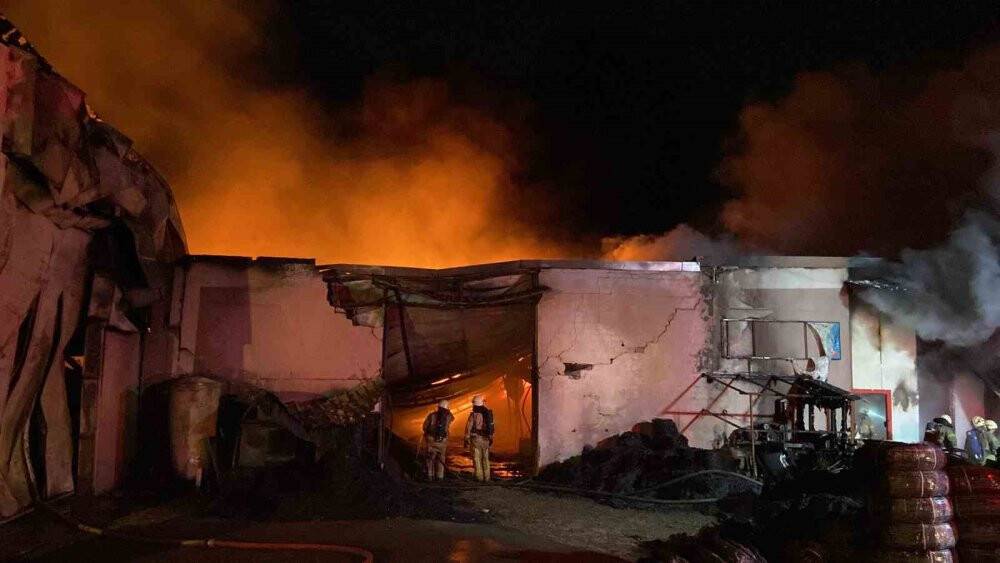 İstanbul'da plastik fabrikası alev alev yandı