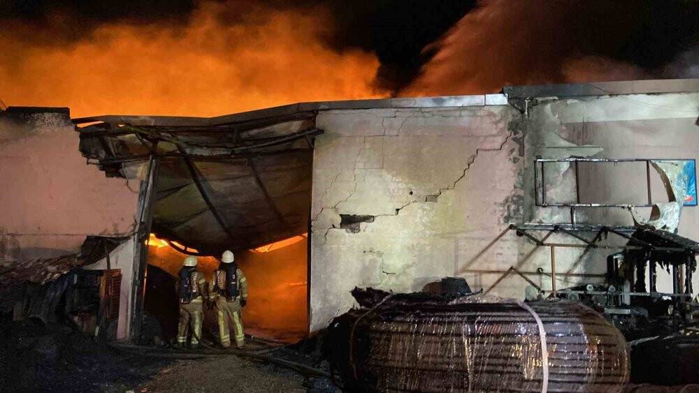 İstanbul'da plastik fabrikası alev alev yandı