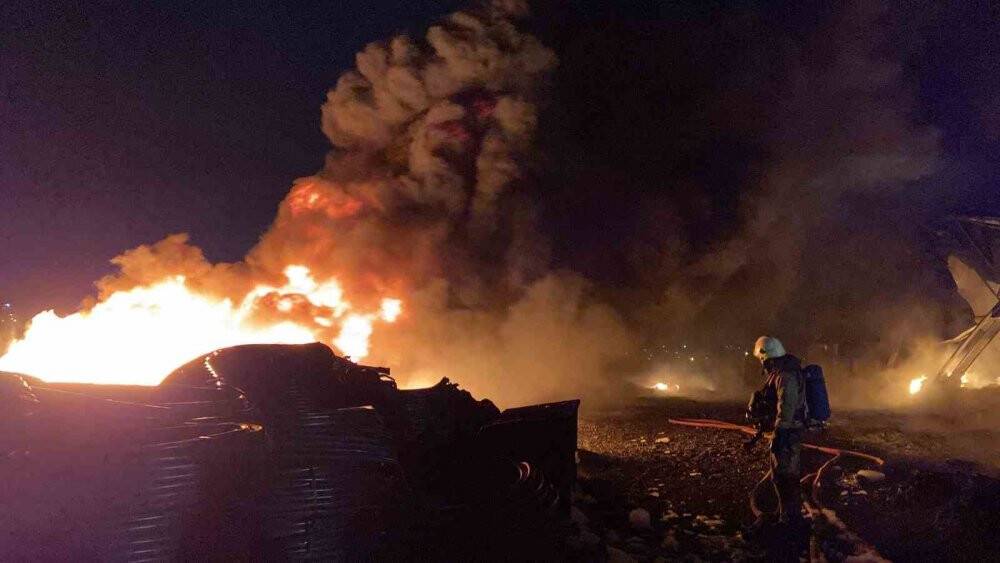 İstanbul'da plastik fabrikası alev alev yandı