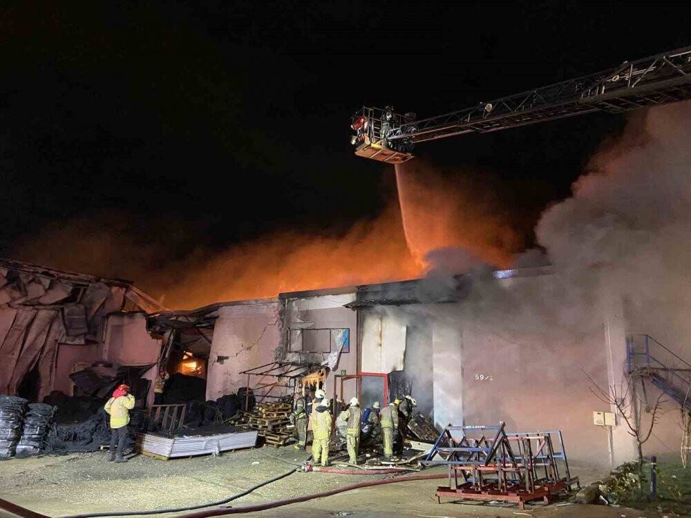 İstanbul'da plastik fabrikası alev alev yandı