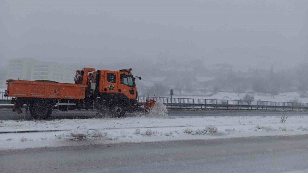 Kayganlaşan yolda iki araç kafa kafaya çarpıştı