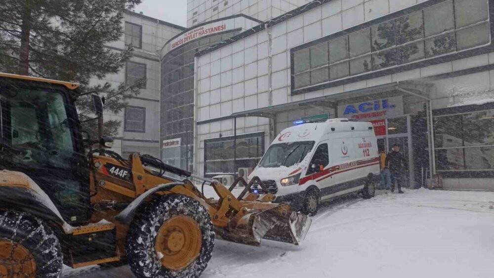 Kayganlaşan yolda iki araç kafa kafaya çarpıştı