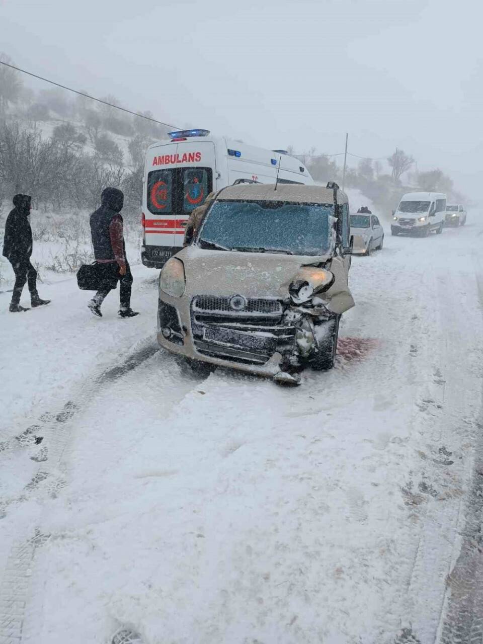 Kayganlaşan yolda iki araç kafa kafaya çarpıştı