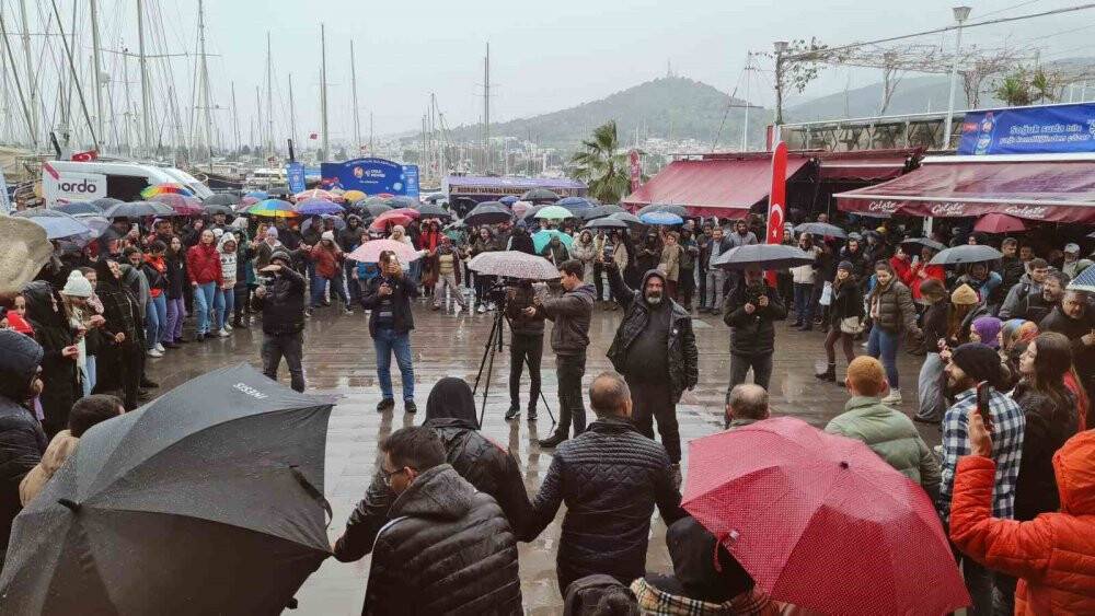 Sağanak yağış altında saatlerce horon oynadılar