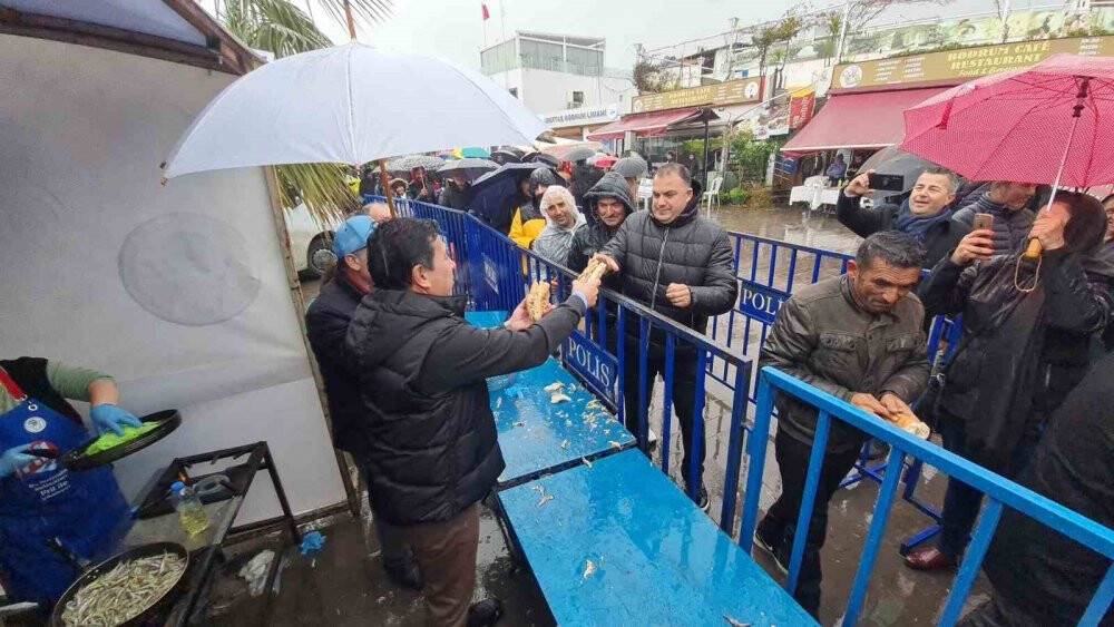 Sağanak yağış altında saatlerce horon oynadılar
