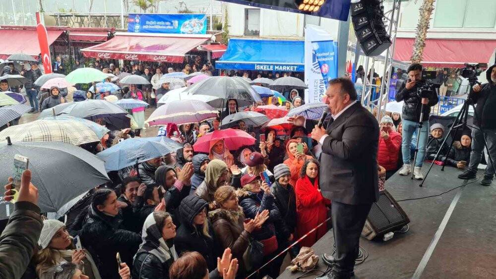 Sağanak yağış altında saatlerce horon oynadılar