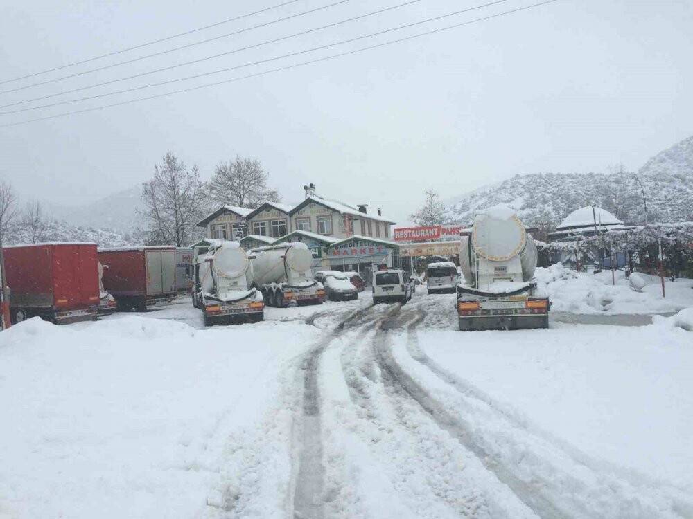 Antalya-Konya karayolunda ulaşım güçlükle sağlanıyor