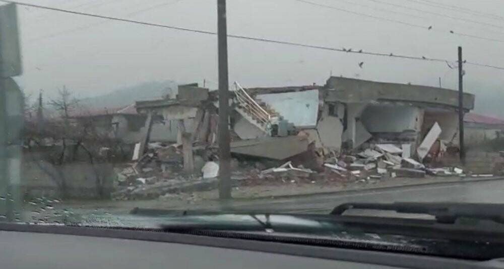 Canlarını hiçe sayıp depremde çöken markete girdiler,