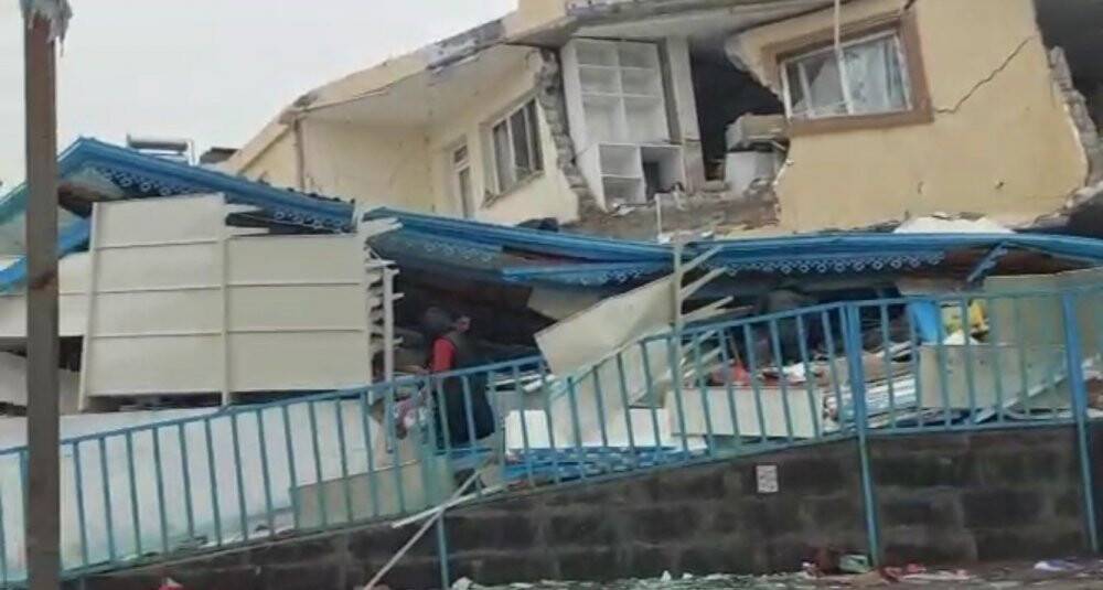 Canlarını hiçe sayıp depremde çöken markete girdiler,