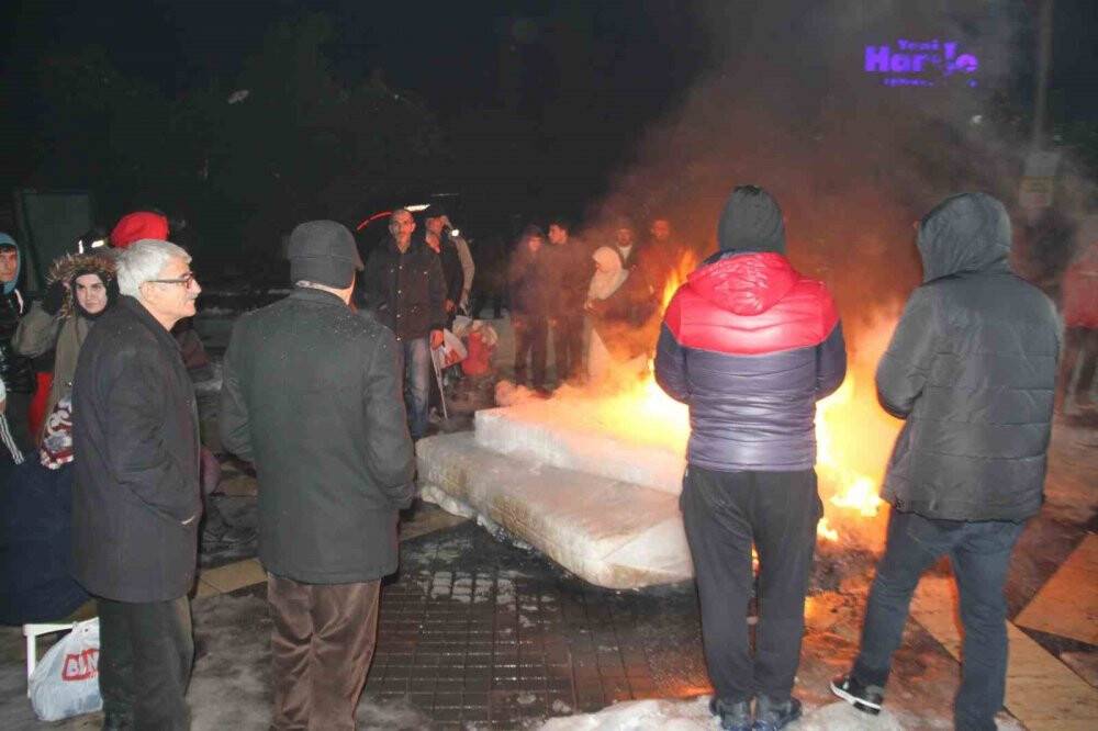 Depremden etkilenen vatandaşlar akşamı dışarıda geçiriyor