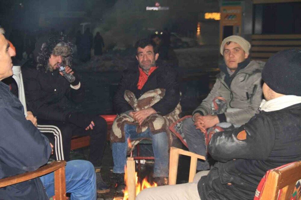 Depremden etkilenen vatandaşlar akşamı dışarıda geçiriyor