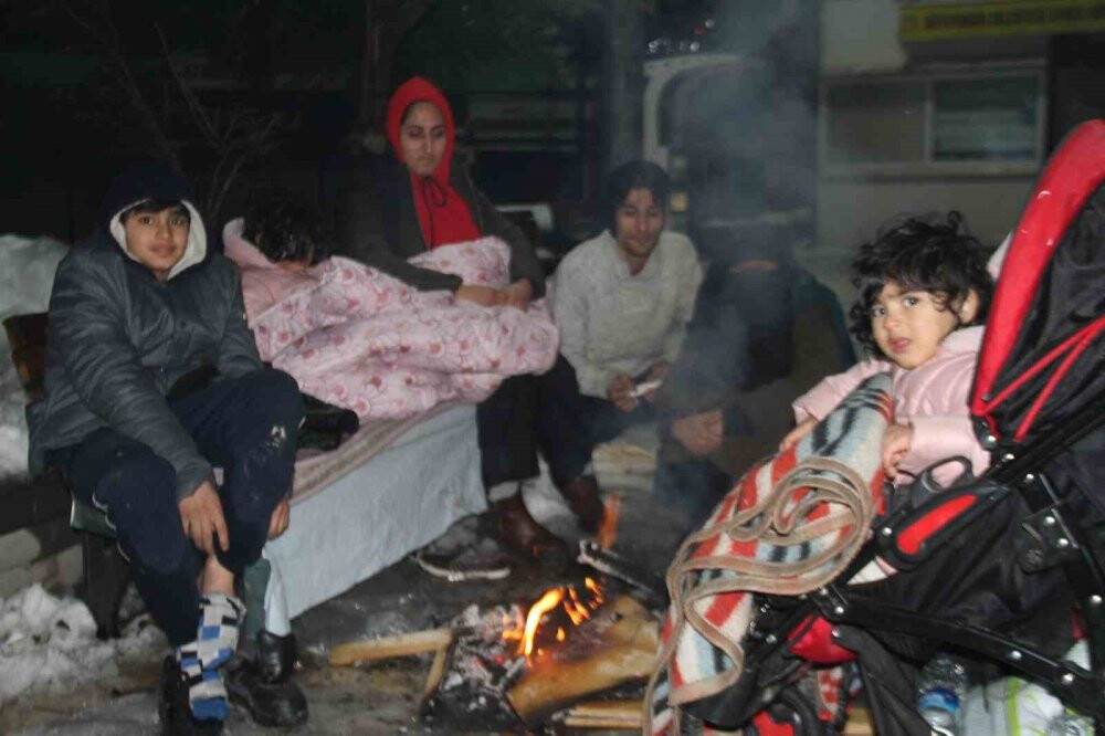 Depremden etkilenen vatandaşlar akşamı dışarıda geçiriyor
