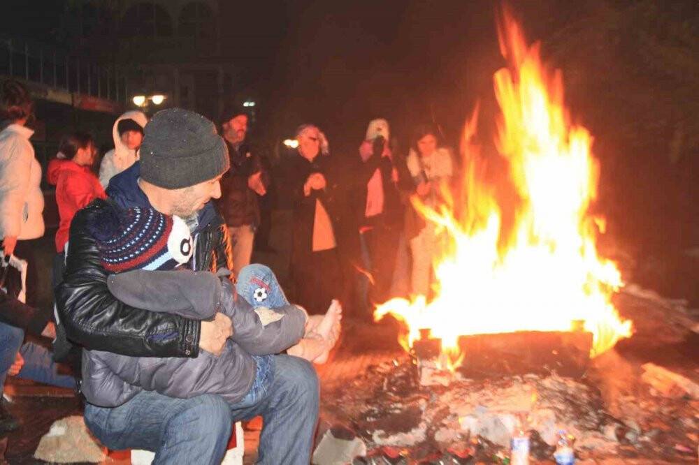 Depremden etkilenen vatandaşlar akşamı dışarıda geçiriyor