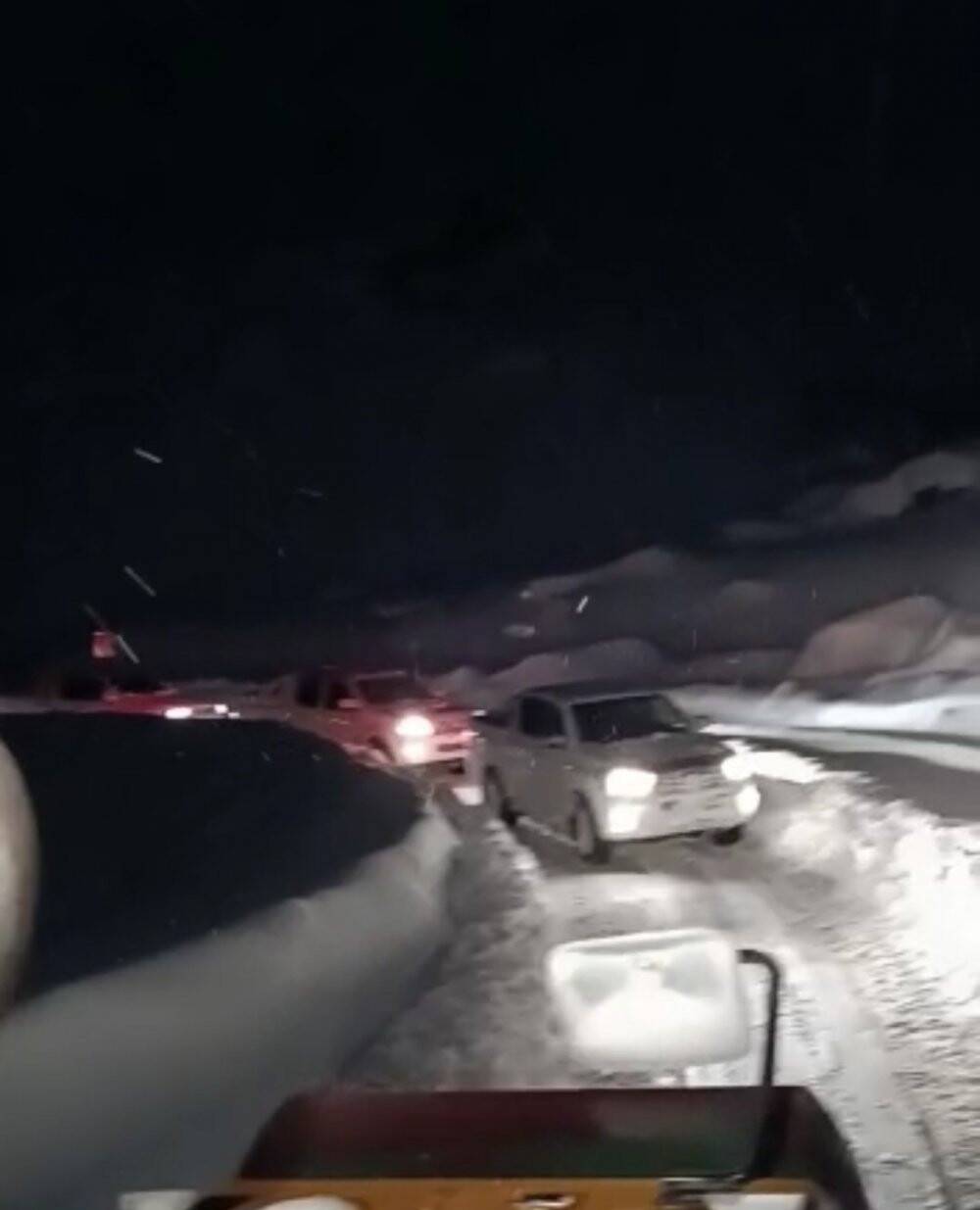 Derecik yolunda mahsur kalan  35 vatandaş kurtarıldı