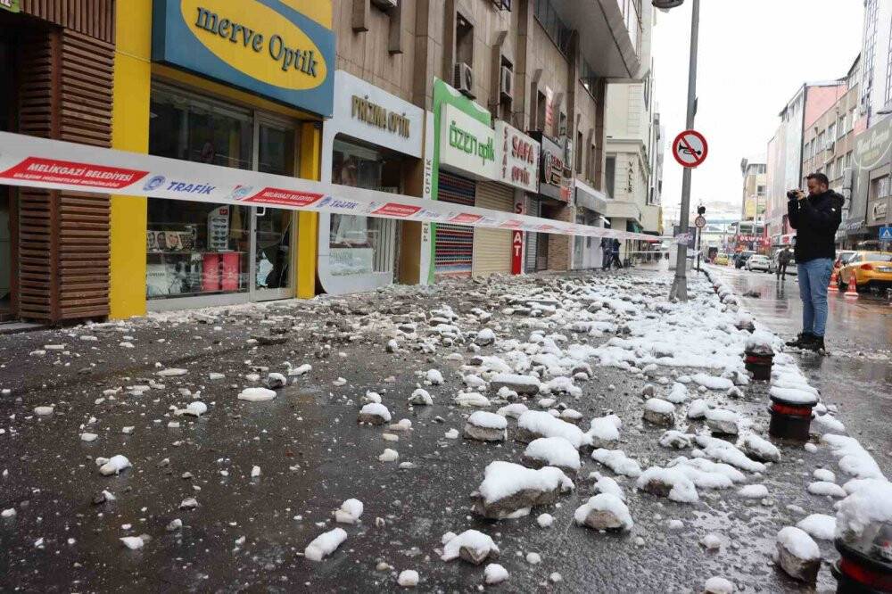 Kayseri’de depremin izleri gün ağarınca belli oldu
