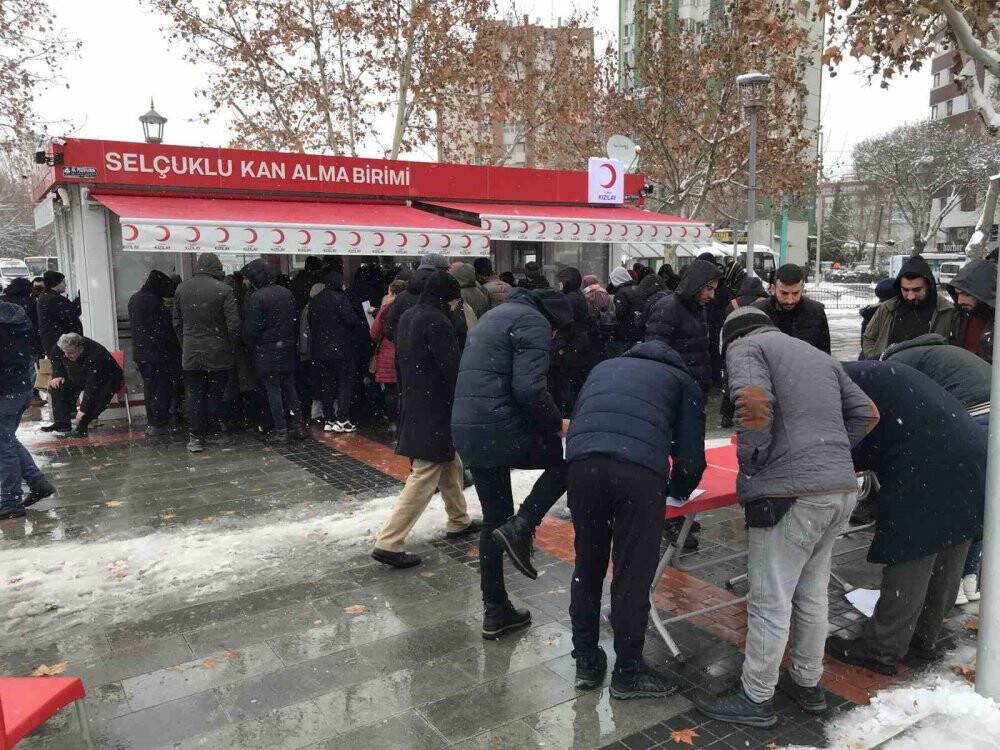 Konya’da vatandaşlar kan merkezlerine akın etti