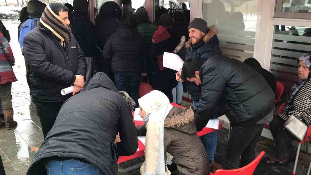 Konya’da vatandaşlar kan merkezlerine akın etti