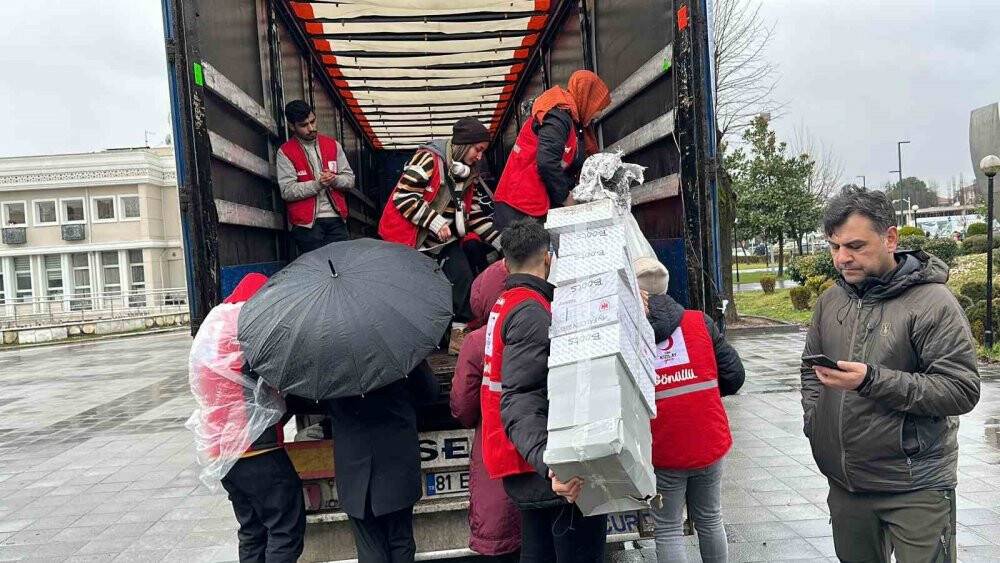 Soğuk havaya rağmen şehrin dört bir yanından yardım toplanıyor