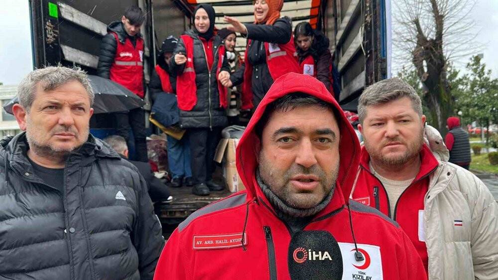 Soğuk havaya rağmen şehrin dört bir yanından yardım toplanıyor