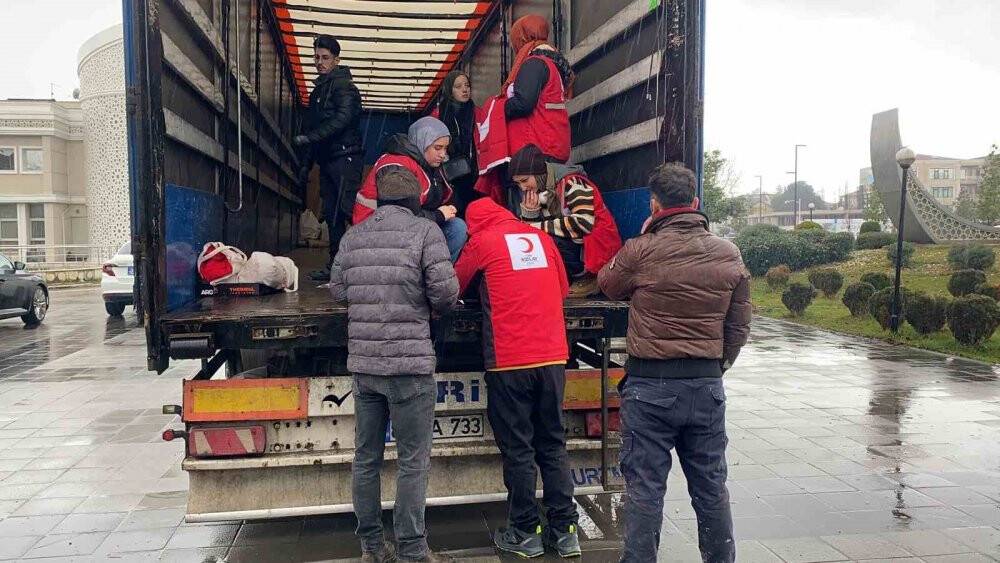 Soğuk havaya rağmen şehrin dört bir yanından yardım toplanıyor