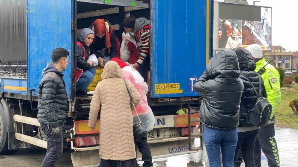 Soğuk havaya rağmen şehrin dört bir yanından yardım toplanıyor