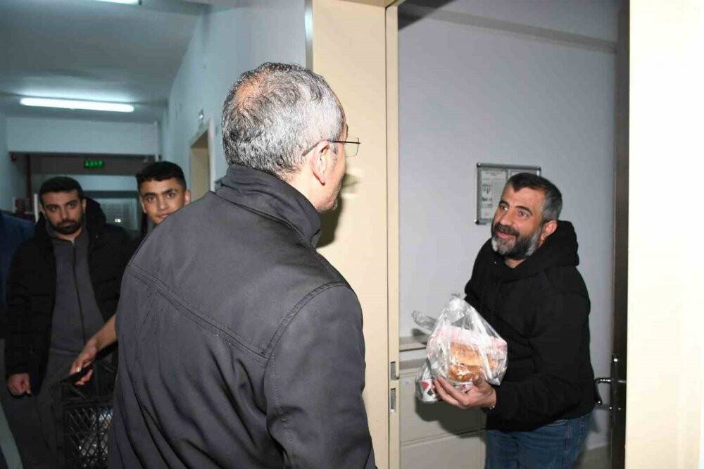 Yolda kalanlara Kaymakamlık kumanya dağıttı