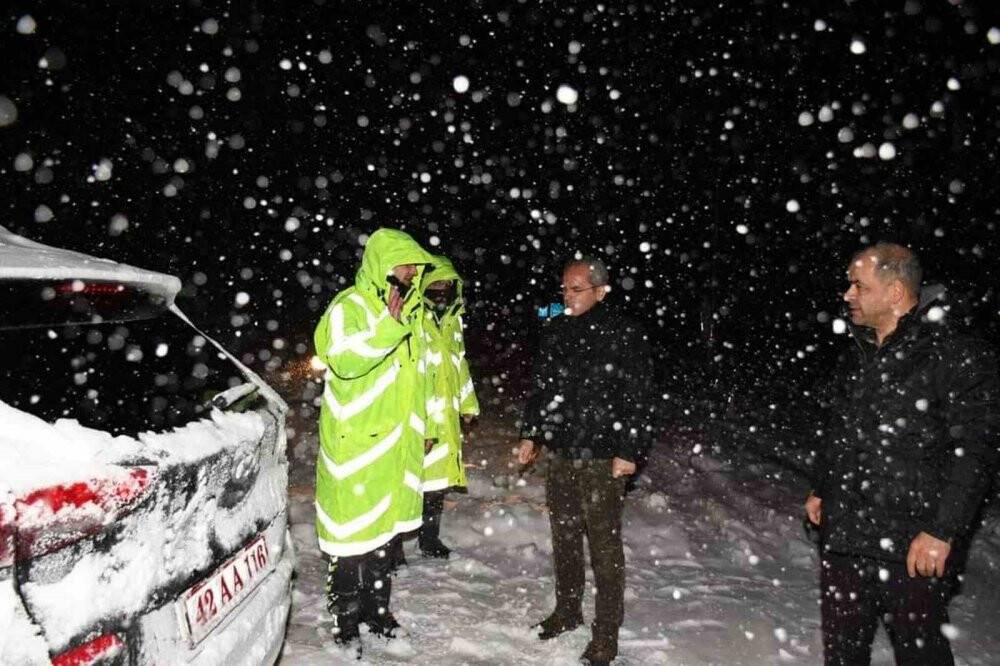 Yolda kalanlara Kaymakamlık kumanya dağıttı