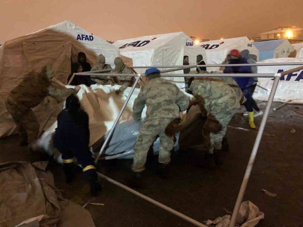 Jandarma ekipleri çadırlar kurmaya başladı