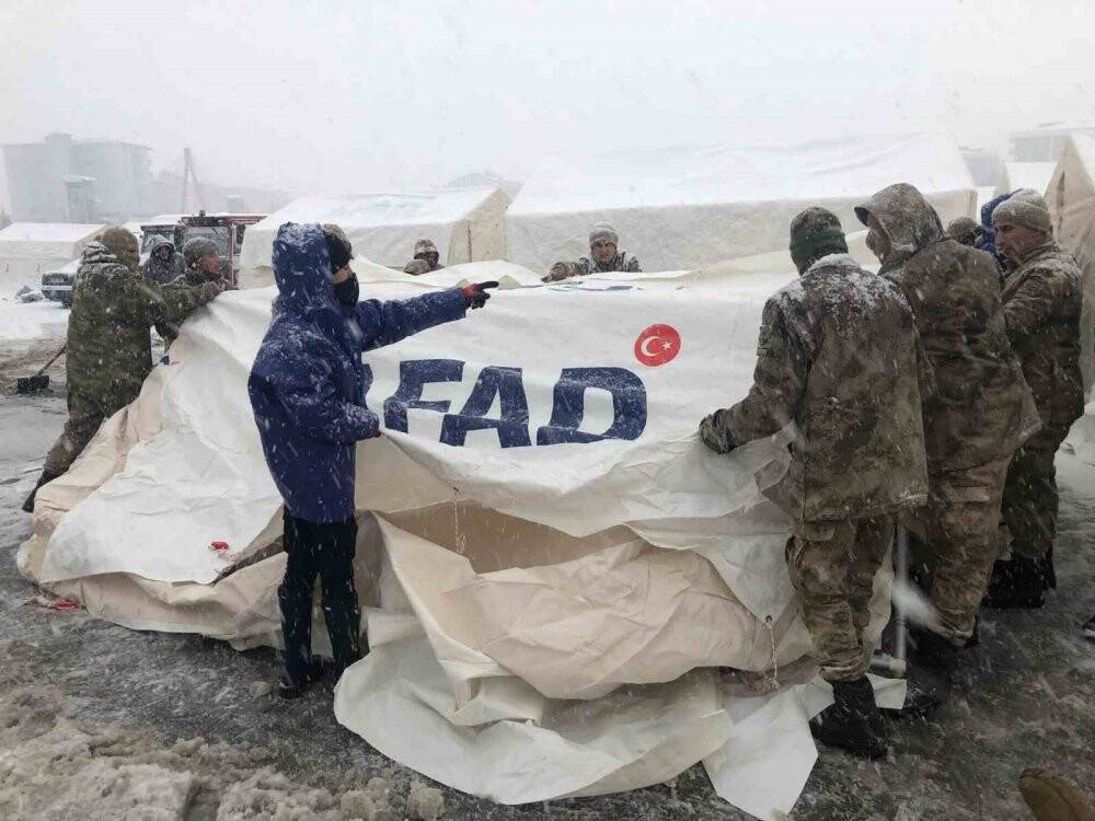 Jandarma ekipleri çadırlar kurmaya başladı