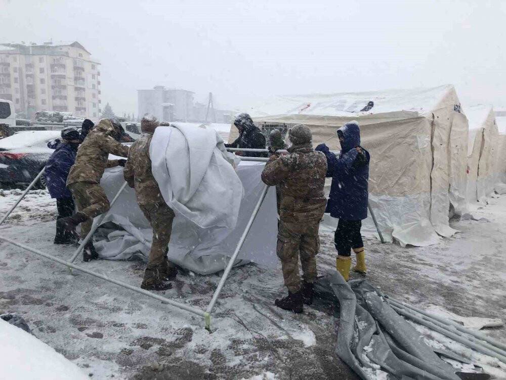 Jandarma ekipleri çadırlar kurmaya başladı