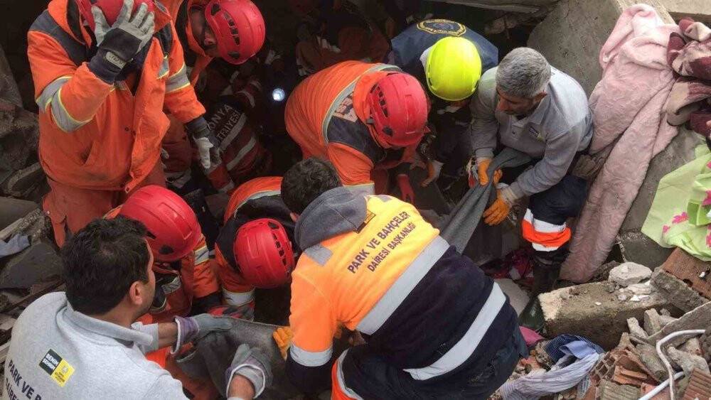 Konya Büyükşehir Belediyesi Arama Kurtarma ekipleri enkaz altındaki genci 37 saat sonra çıkardı