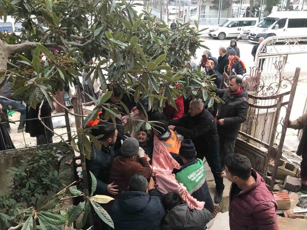 Konya Büyükşehir Belediyesi Arama Kurtarma ekipleri enkaz altındaki genci 37 saat sonra çıkardı