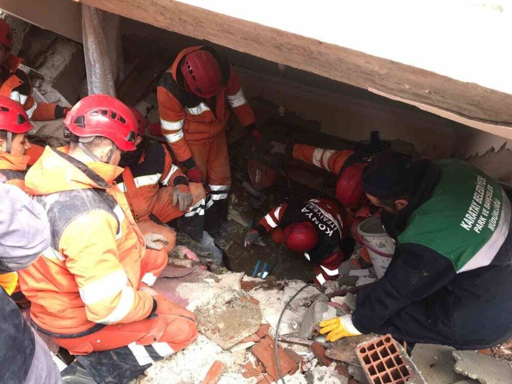 Konya Büyükşehir Belediyesi Arama Kurtarma ekipleri enkaz altındaki genci 37 saat sonra çıkardı