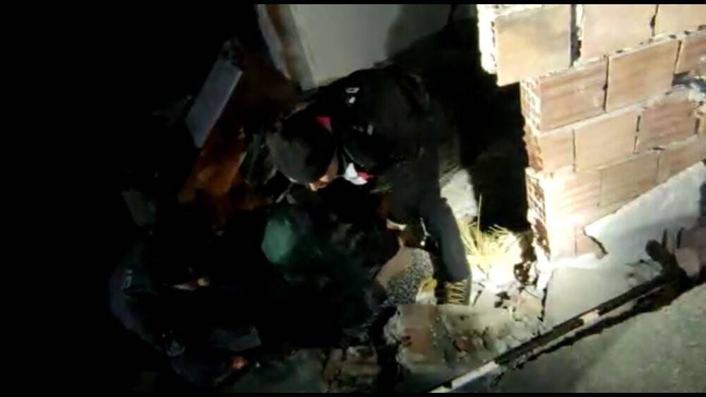 Konya'nın "Kurbağa Adamları" enkazdaki aileyi kurtardı