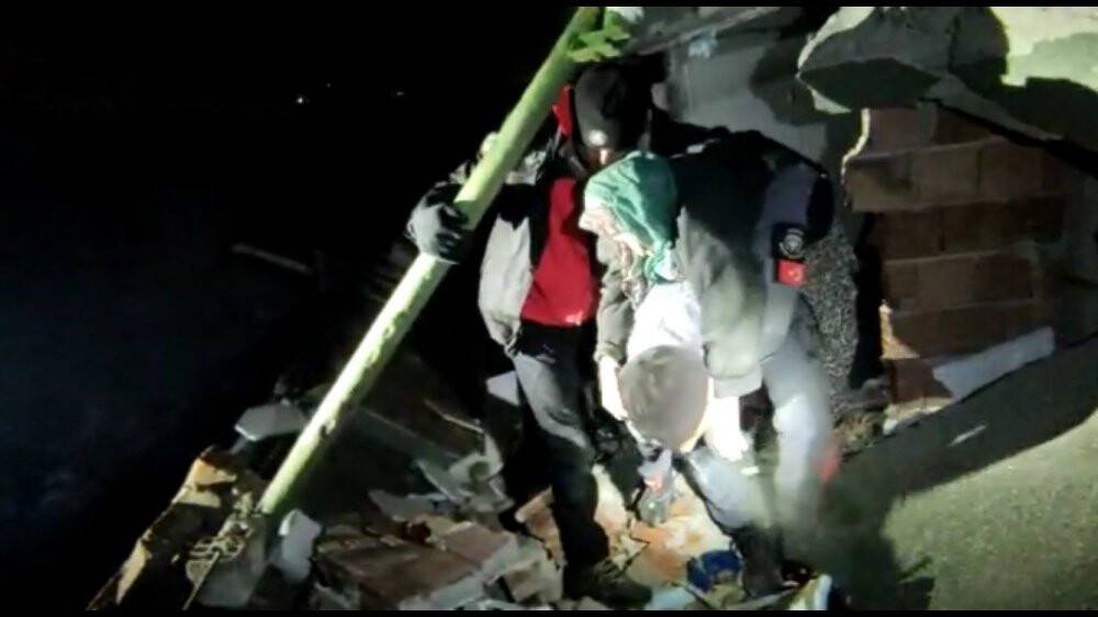 Konya'nın "Kurbağa Adamları" enkazdaki aileyi kurtardı