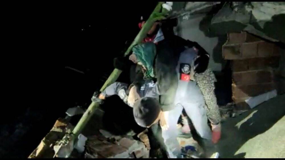 Konya'nın "Kurbağa Adamları" enkazdaki aileyi kurtardı