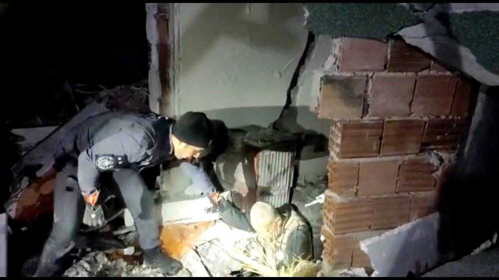 Konya'nın "Kurbağa Adamları" enkazdaki aileyi kurtardı