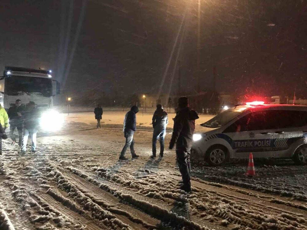 Konya’nın şehirler arası yollarında kar ve tipi