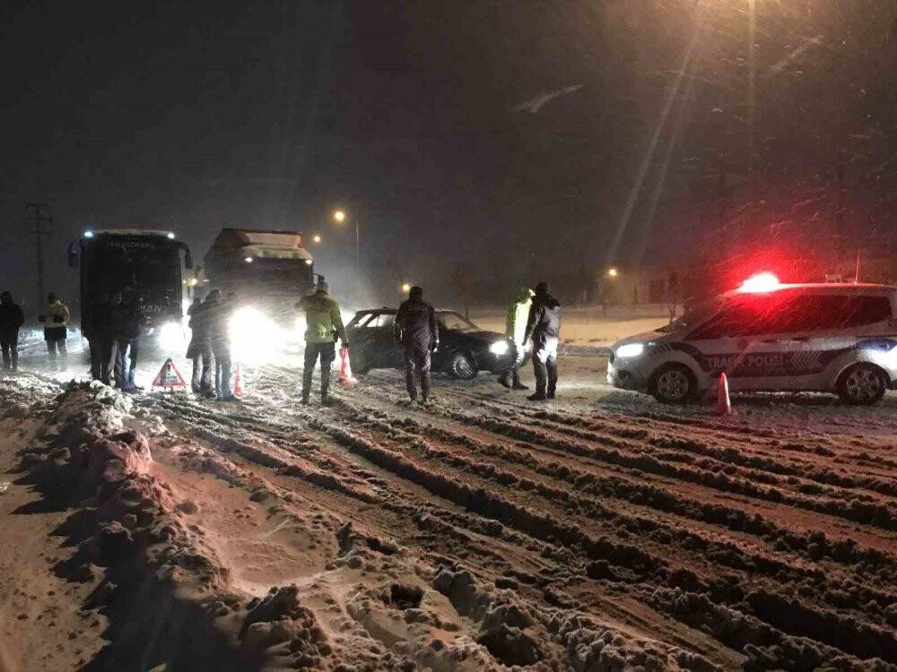 Konya’nın şehirler arası yollarında kar ve tipi