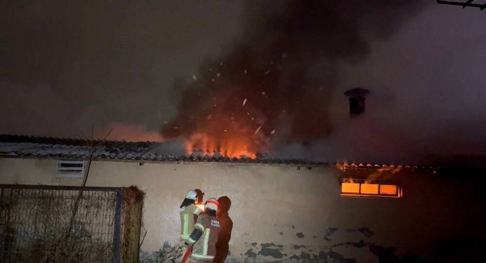 Bursa’da mobilya fabrikası alev alev yandı