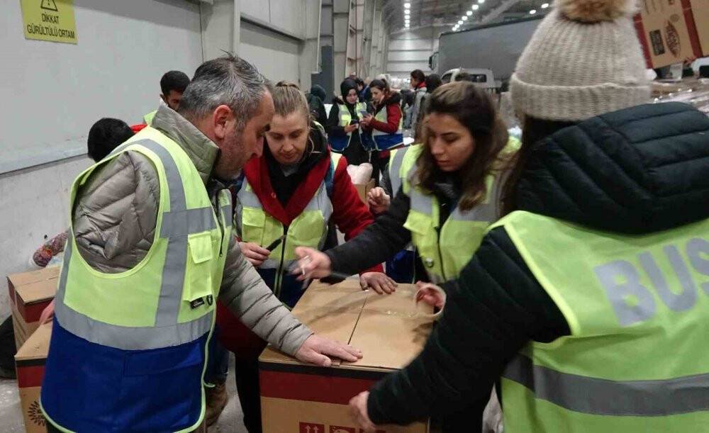 Bursa'da tek kollu engelli vatandaş, depremzedelere yardım ediyor