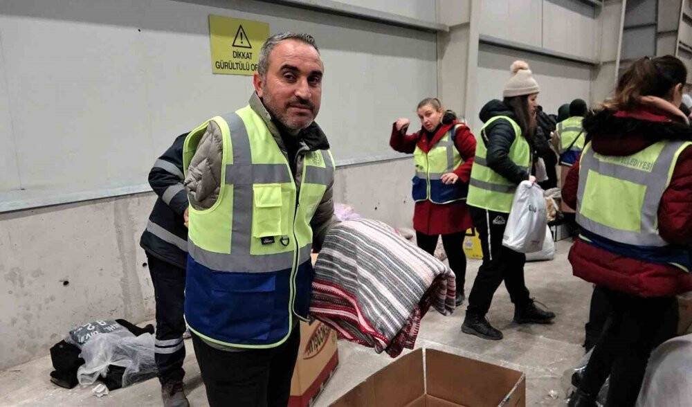 Bursa'da tek kollu engelli vatandaş, depremzedelere yardım ediyor