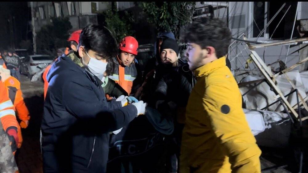 Büyükşehir Belediyesi enkaz altındaki genci 47 saat sonra kurtardı