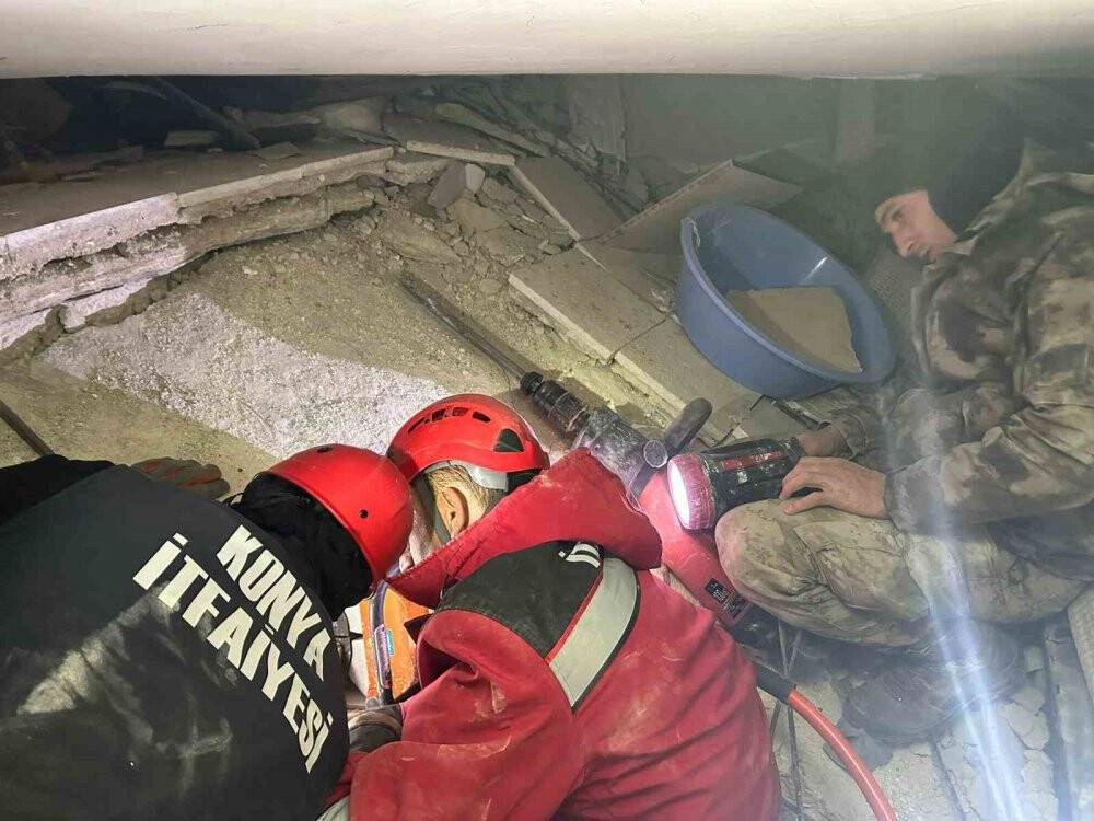 Büyükşehir Belediyesi enkaz altındaki genci 47 saat sonra kurtardı